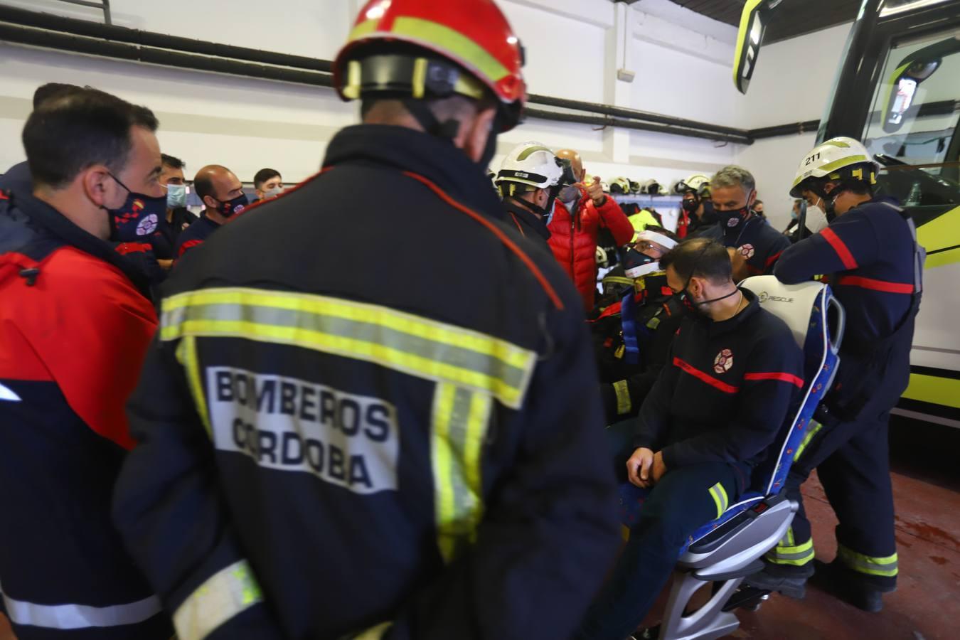 El entrenamiento de los bomberos de Córdoba en el rescate de víctimas en autobús, en imágenes