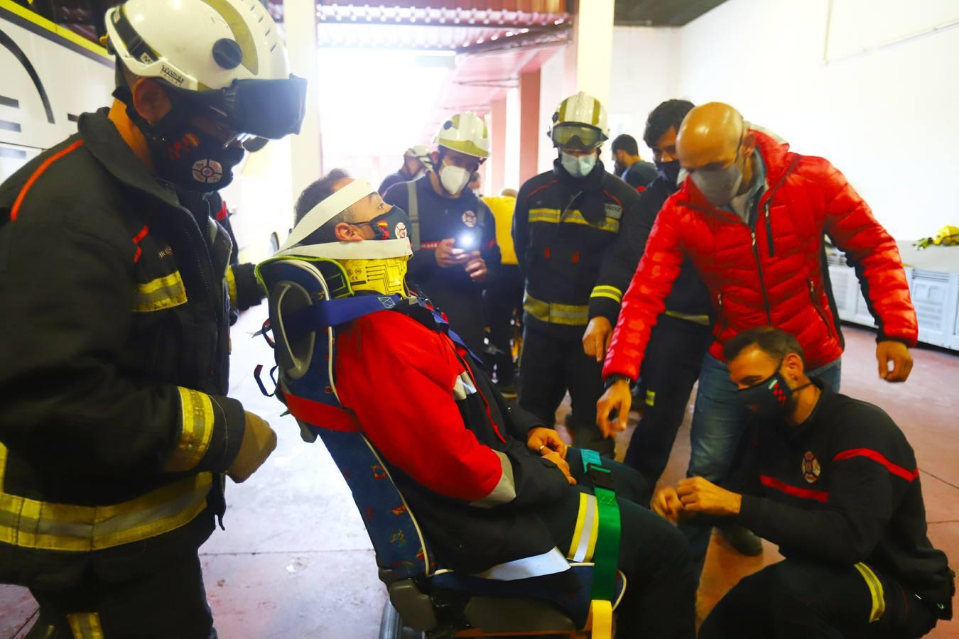 El entrenamiento de los bomberos de Córdoba en el rescate de víctimas en autobús, en imágenes