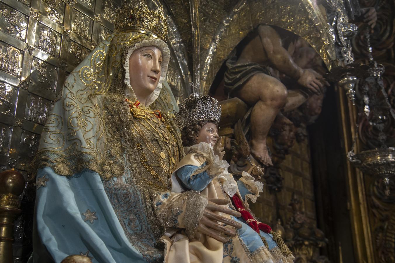 La Virgen de los Reyes, ataviada para la Inmaculada