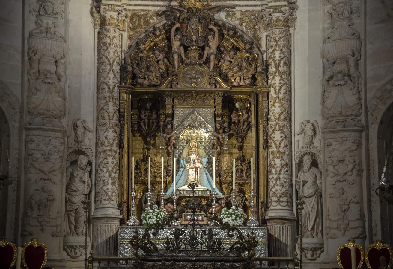 La Virgen de los Reyes, ataviada para la Inmaculada