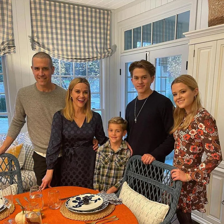 La familia de Reese Witherspoon se ha puesto manos a la obra para hacer una deliciosa tarta en familia. 