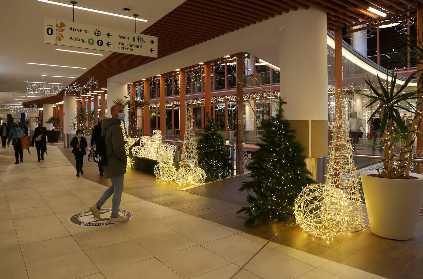 Torre Sevilla se llena de luz para Navidad