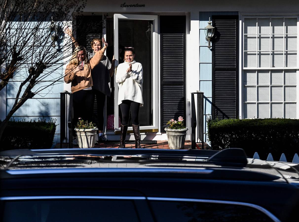 Biden se da un baño de masas desde el coche a su paso por Rehoboth (Delaware)