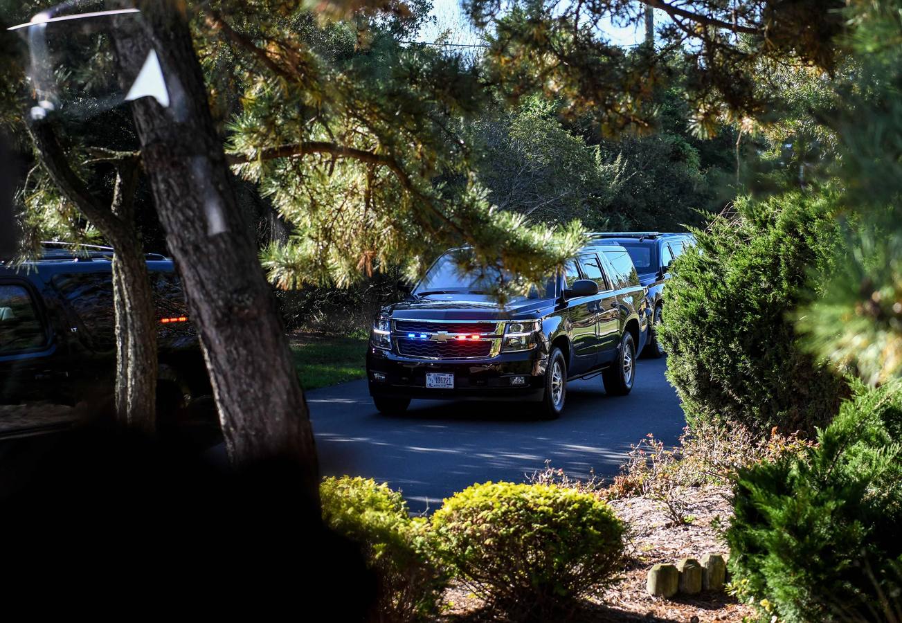 Biden se da un baño de masas desde el coche a su paso por Rehoboth (Delaware)