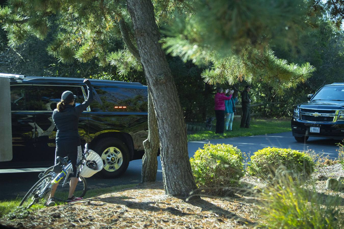 Biden se da un baño de masas desde el coche a su paso por Rehoboth (Delaware)