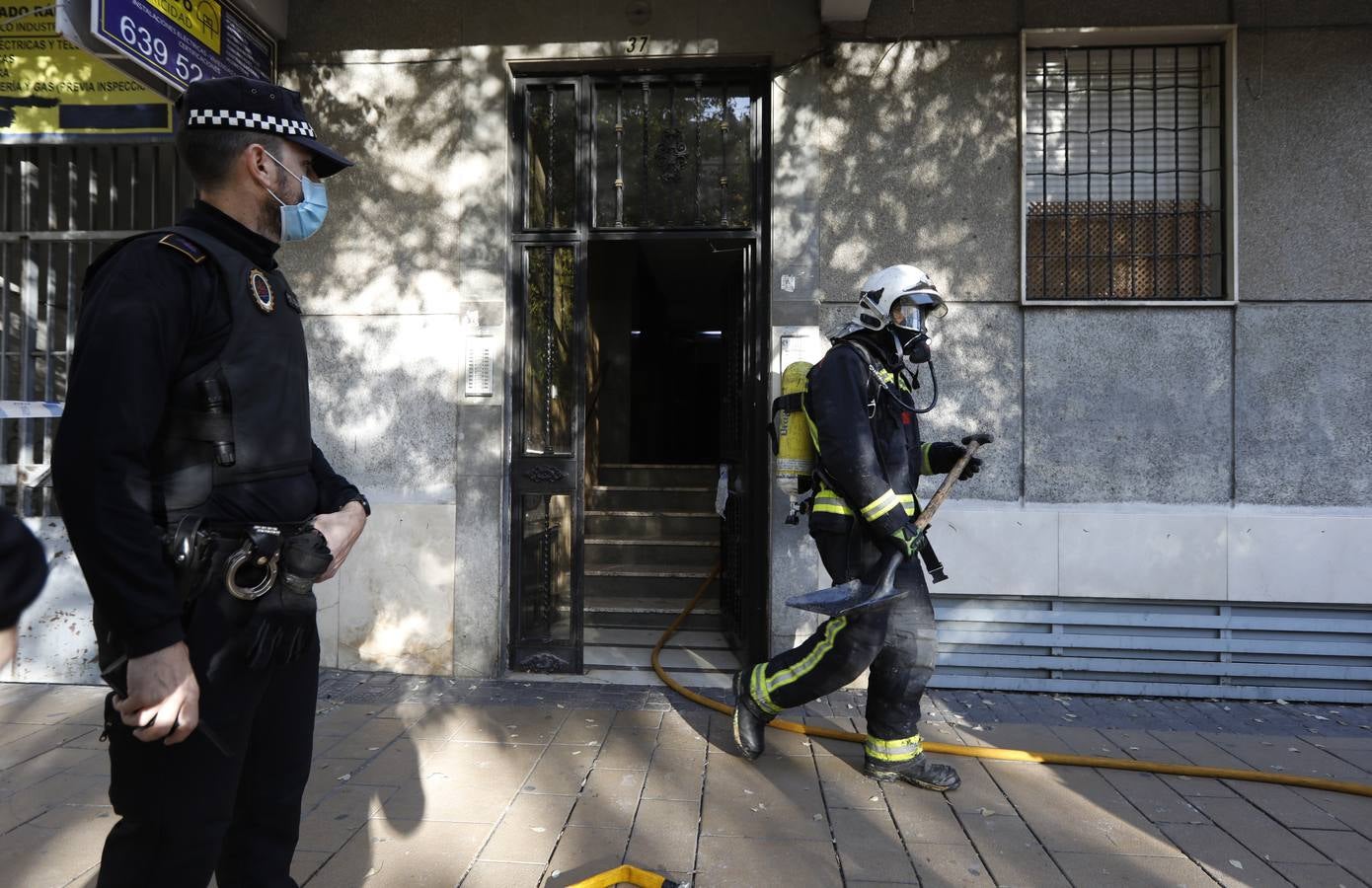 En imágenes, el aparatoso incendio en un edificio de Ciudad Jardín en Córdoba