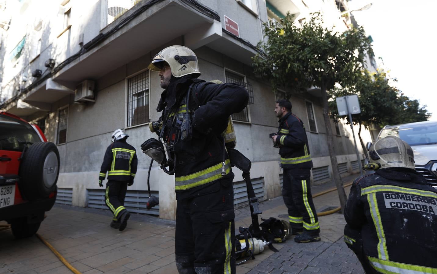 En imágenes, el aparatoso incendio en un edificio de Ciudad Jardín en Córdoba