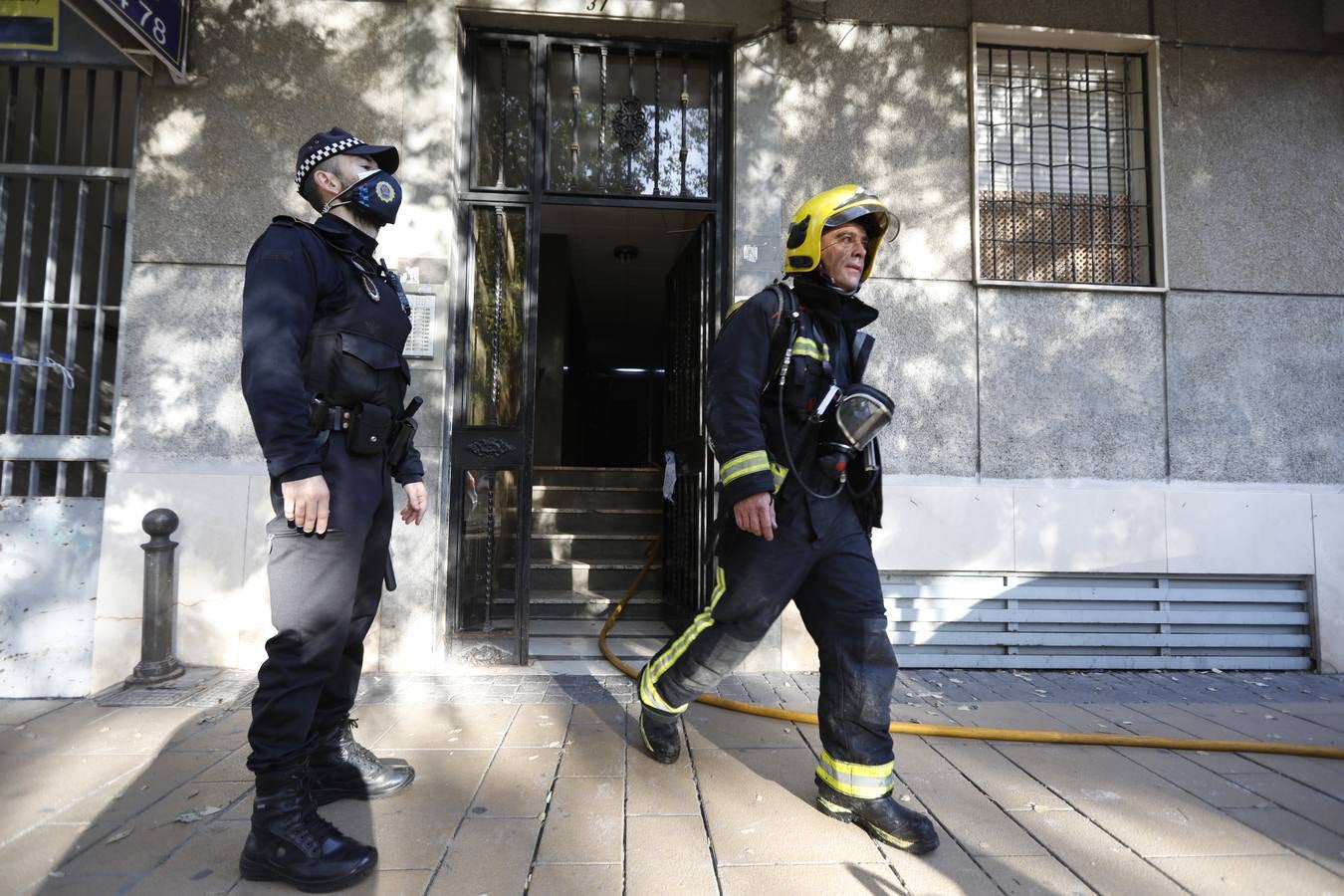 En imágenes, el aparatoso incendio en un edificio de Ciudad Jardín en Córdoba