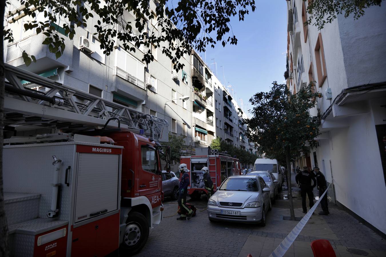 En imágenes, el aparatoso incendio en un edificio de Ciudad Jardín en Córdoba