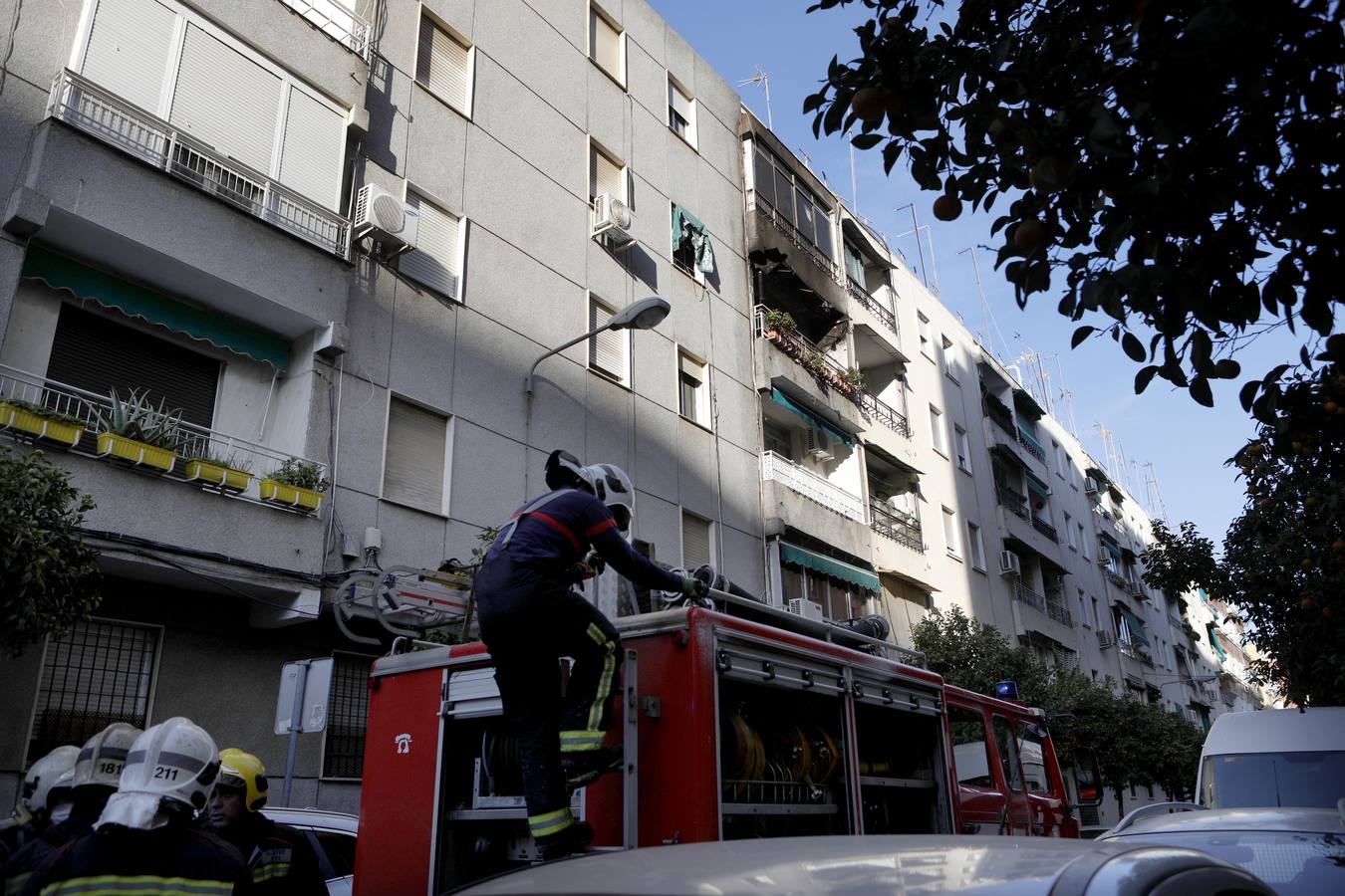 En imágenes, el aparatoso incendio en un edificio de Ciudad Jardín en Córdoba