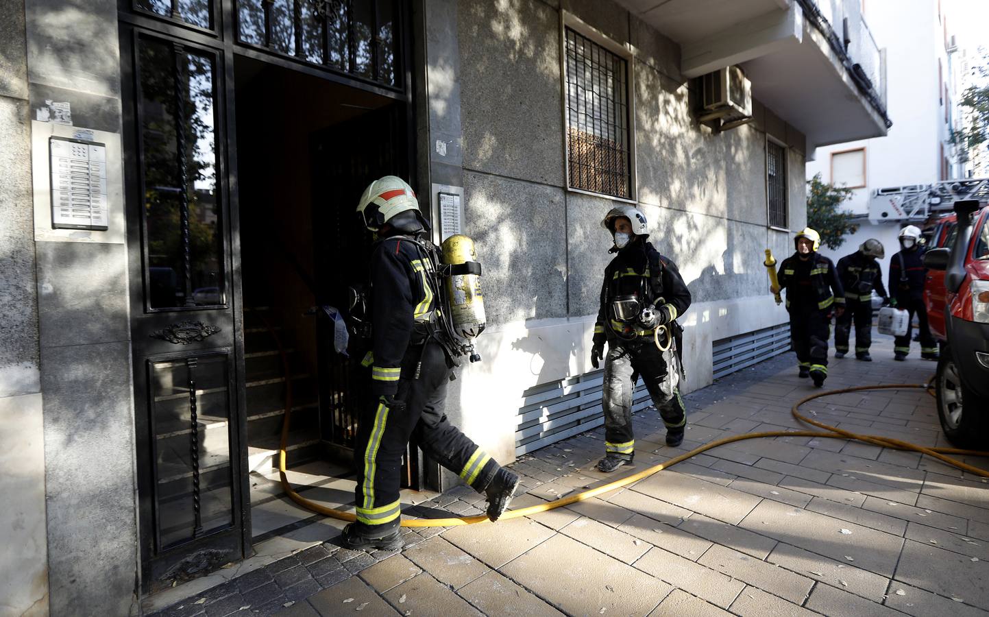 En imágenes, el aparatoso incendio en un edificio de Ciudad Jardín en Córdoba