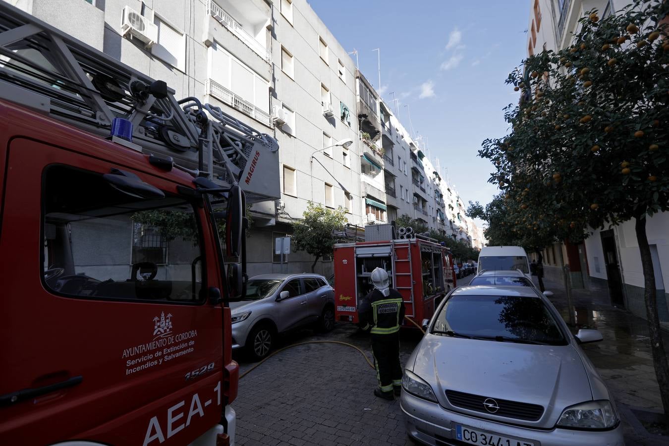 En imágenes, el aparatoso incendio en un edificio de Ciudad Jardín en Córdoba