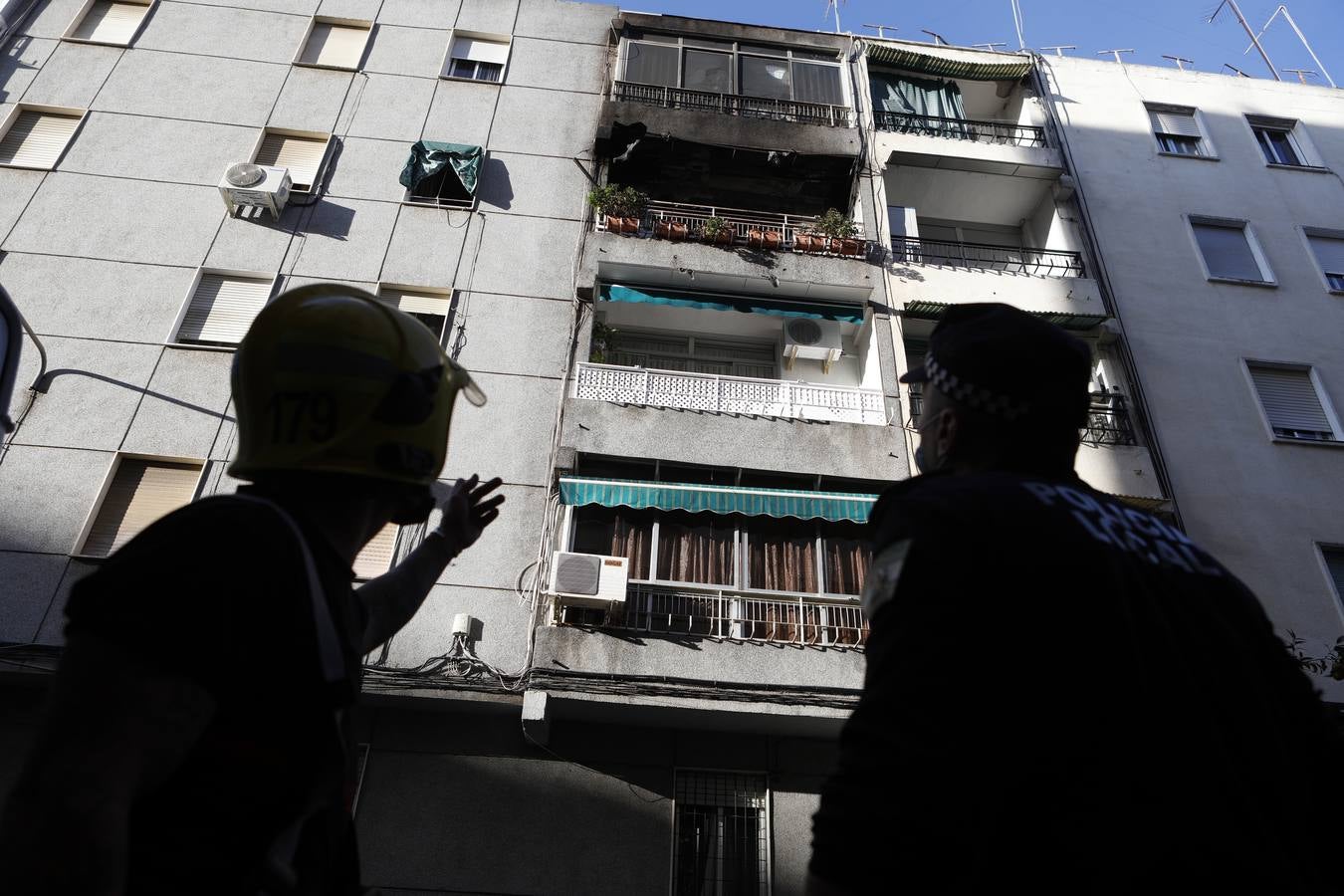 En imágenes, el aparatoso incendio en un edificio de Ciudad Jardín en Córdoba