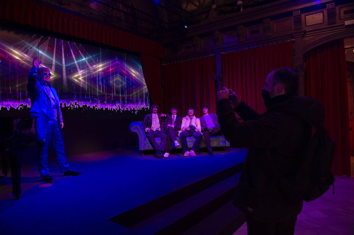 Elton John y los Beatles. 