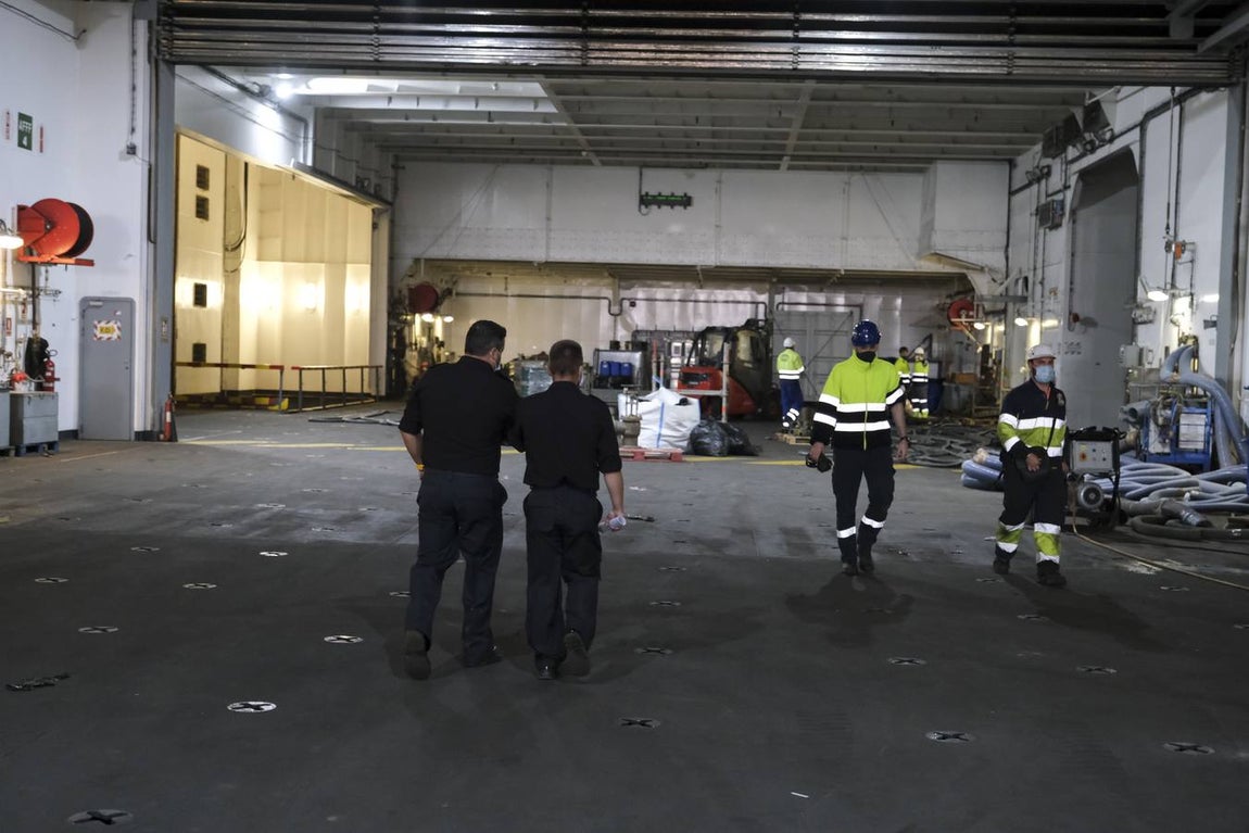 FOTOS: El portaeronaves ‘Juan Carlos I’ se somete a una profunda revisión en el astillero de Puerto Real