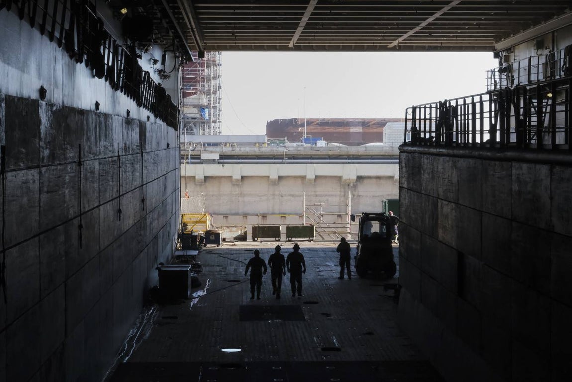FOTOS: El portaeronaves ‘Juan Carlos I’ se somete a una profunda revisión en el astillero de Puerto Real