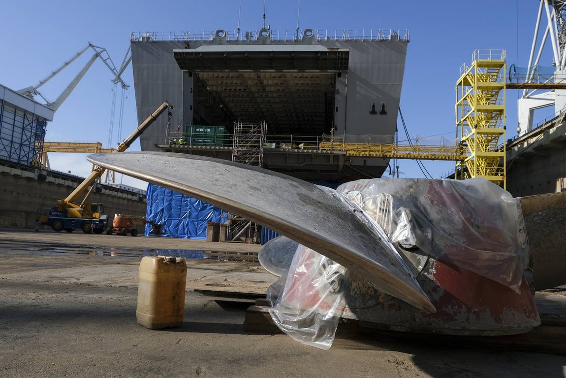 FOTOS: El portaeronaves ‘Juan Carlos I’ se somete a una profunda revisión en el astillero de Puerto Real