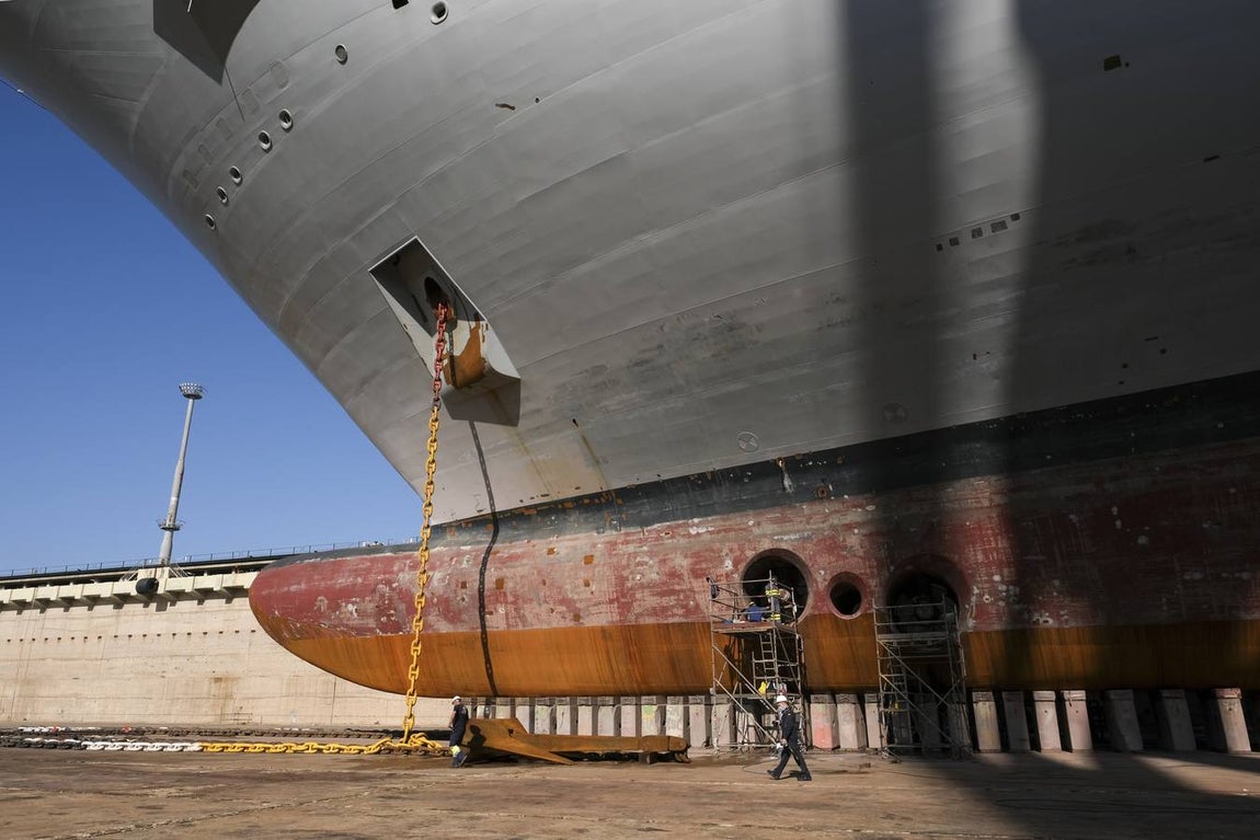 FOTOS: El portaeronaves ‘Juan Carlos I’ se somete a una profunda revisión en el astillero de Puerto Real