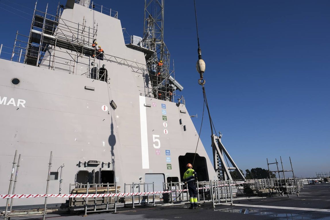 FOTOS: El portaeronaves ‘Juan Carlos I’ se somete a una profunda revisión en el astillero de Puerto Real