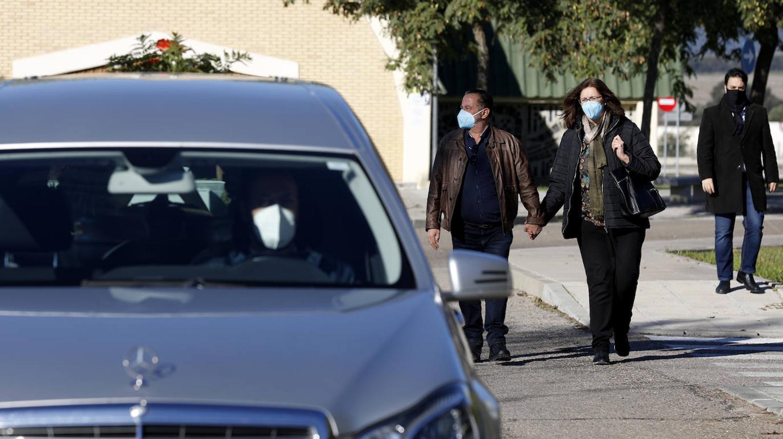 El funeral e incineración de un fallecido por Covid en Córdoba, en imágenes