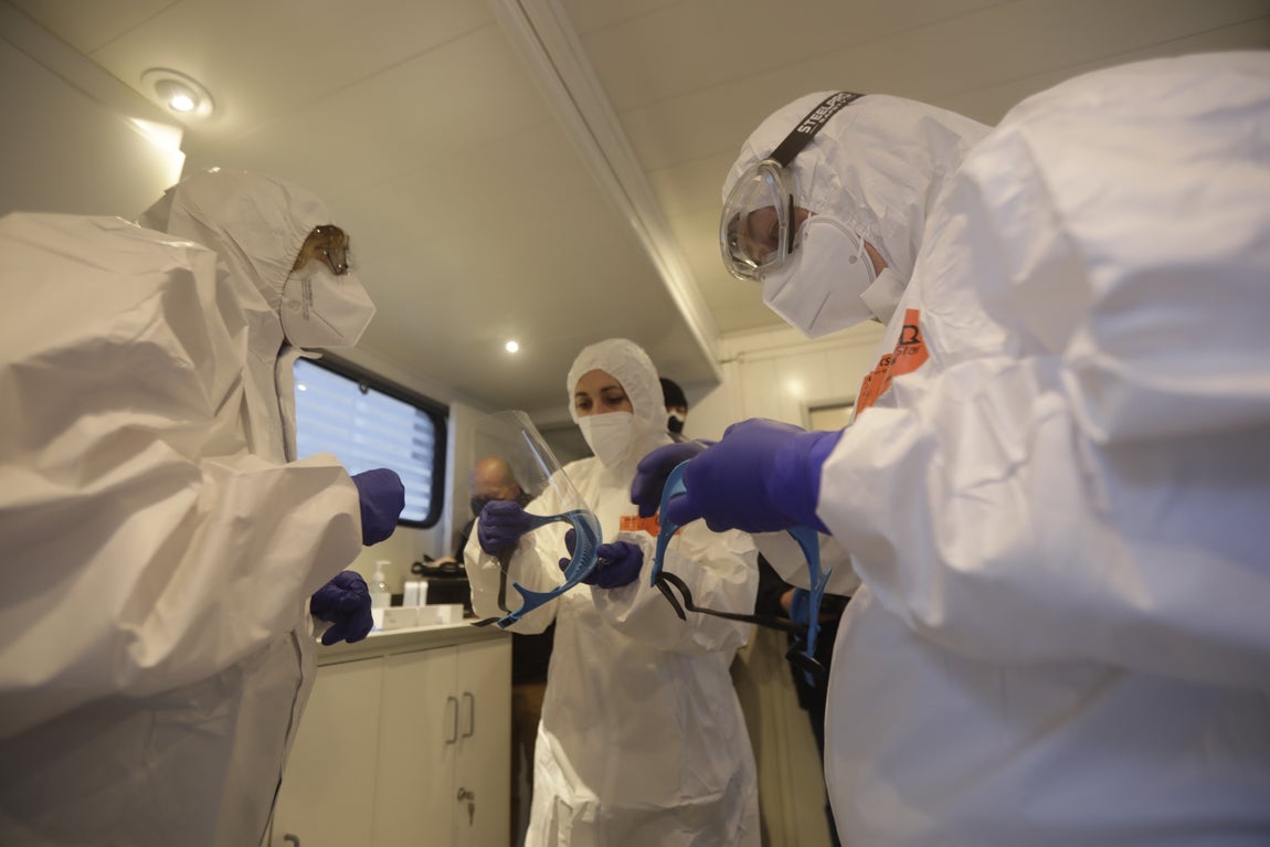 Fotos: Así es el nuevo camión que realiza los cribados masivos en la provincia de Cádiz