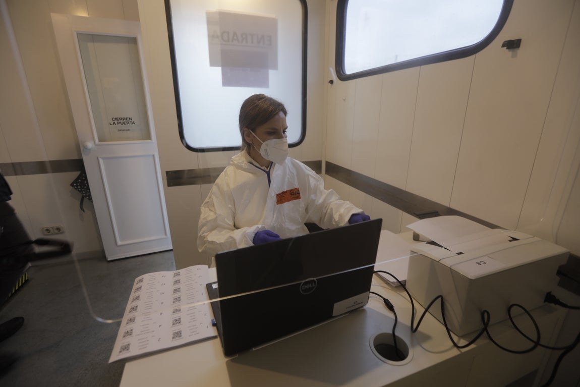 Fotos: Así es el nuevo camión que realiza los cribados masivos en la provincia de Cádiz