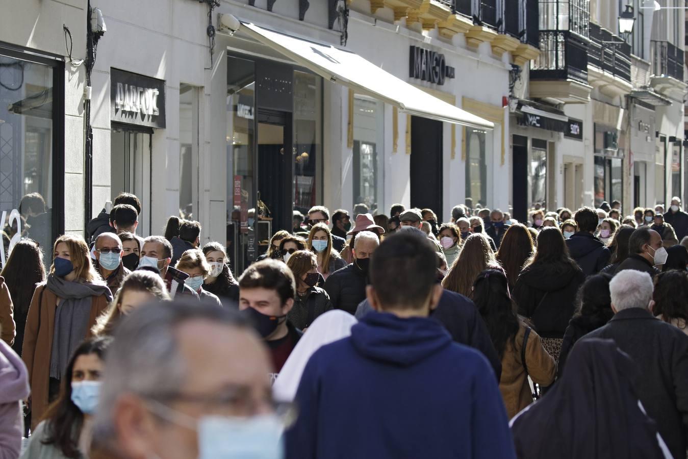 El alumbrado navideño da color a un puente de diciembre a medio gas en Sevilla