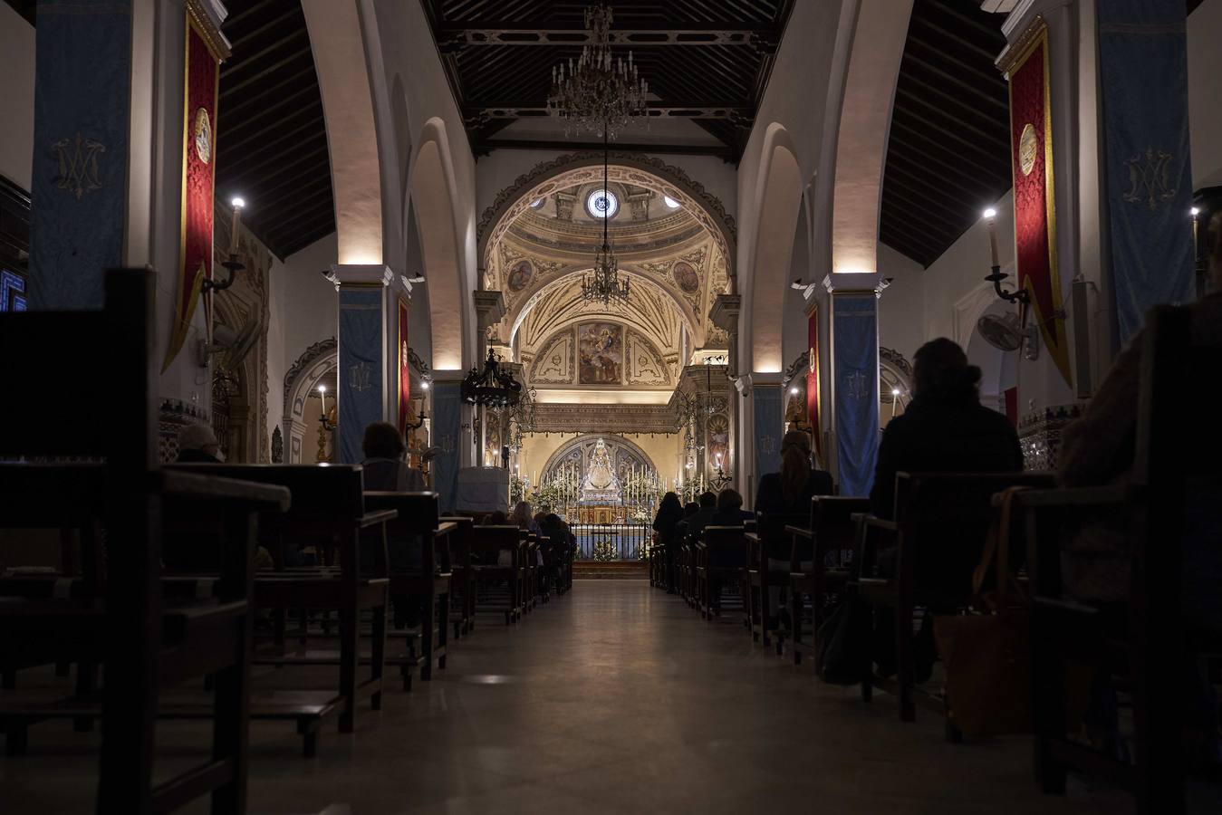 La Virgen del Rocío se viste de reina