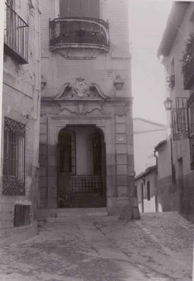 Sede de la Normal de Maestros en la plaza de Abdón de Paz entre 1889 y 1936. Imagen tomada hacia 1965 cuando albergaba el Hogar de ancianos. Fotografía colección particular. 