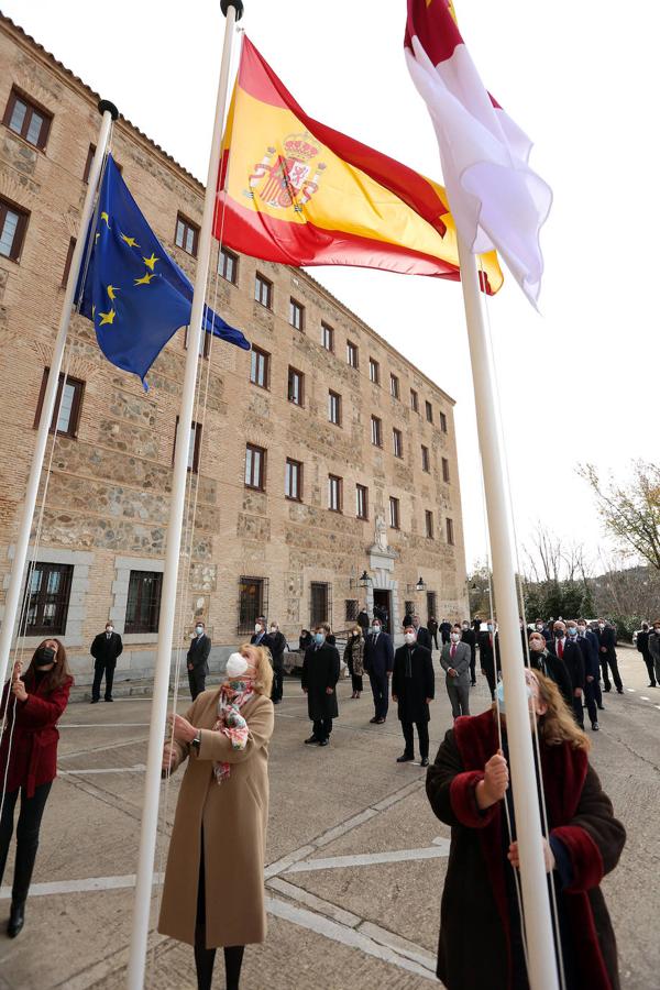 Cristina Rodríguez, trabajadora de un supermercado; Purificación Sánchez, de un centro de salud; y Alicia Beteta, trabajadora de un hospital, han participado en el izado de banderas, en representación de todos los trabajadores de servicios esenciales públicos y privados. 