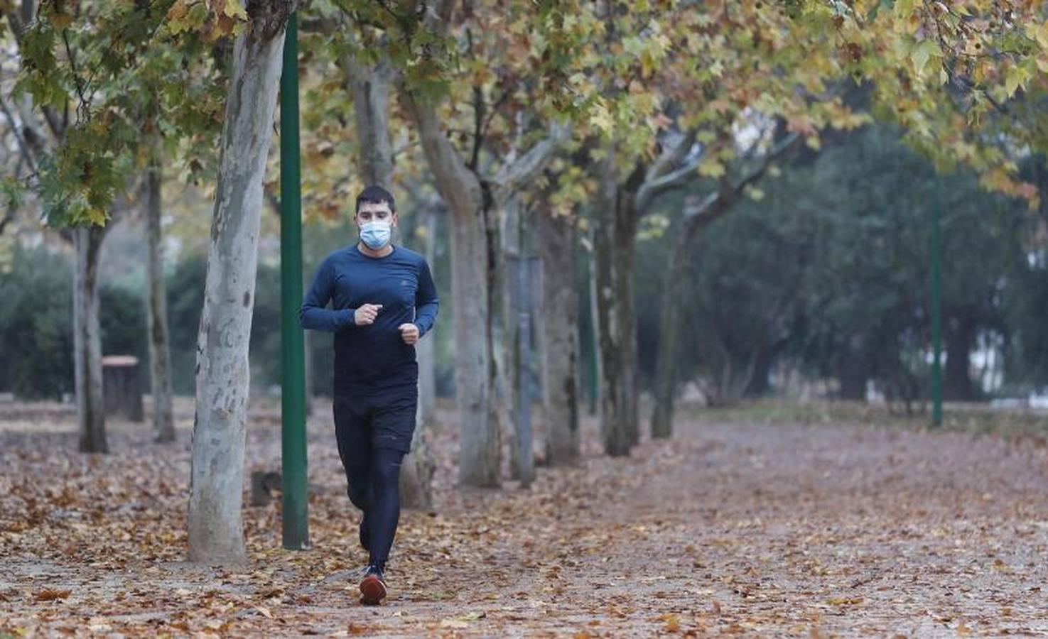 Los corredores que desafían al frío de Córdoba, en imágenes