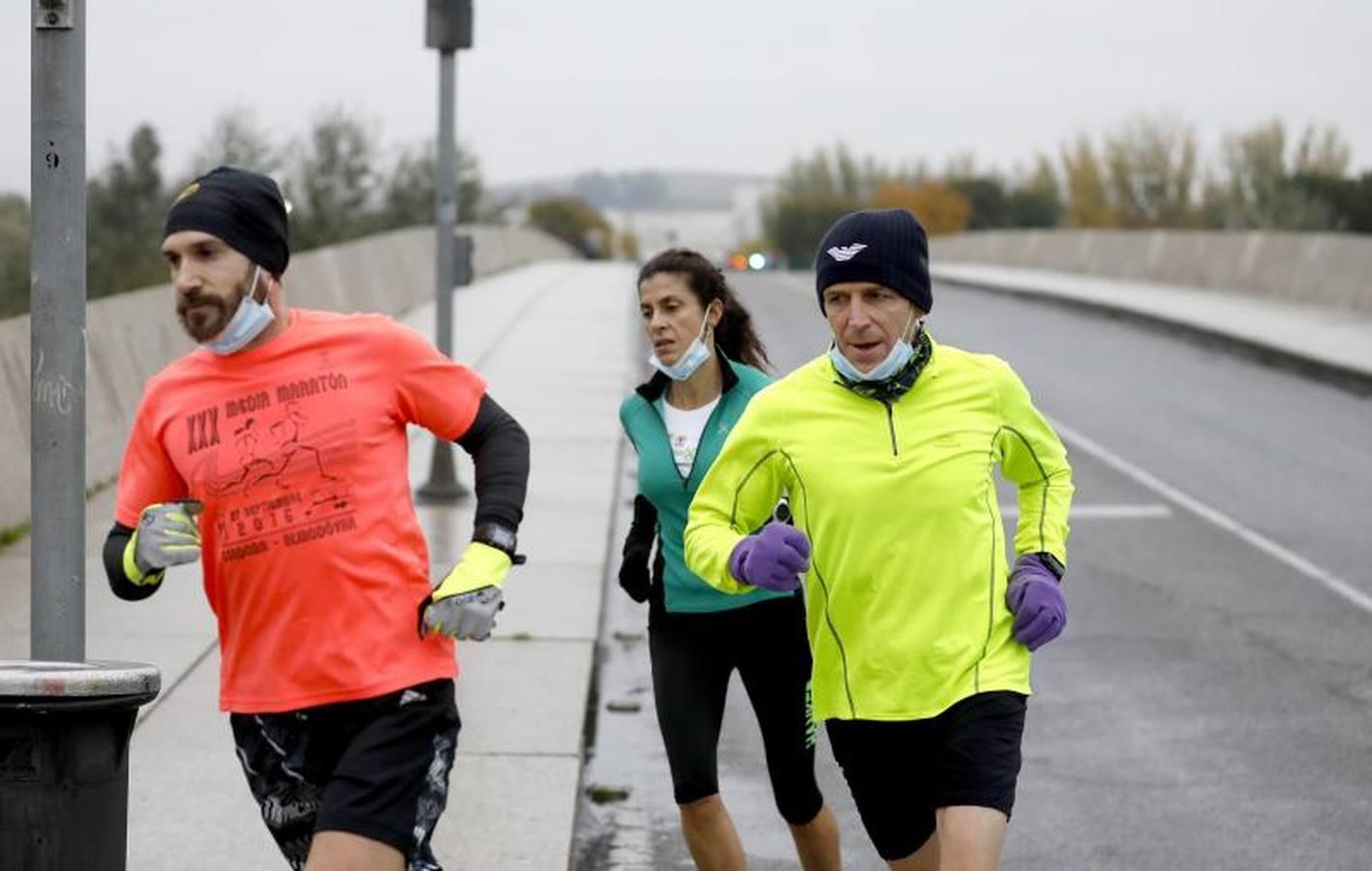 Los corredores que desafían al frío de Córdoba, en imágenes