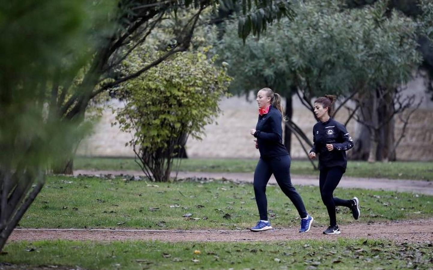 Los corredores que desafían al frío de Córdoba, en imágenes