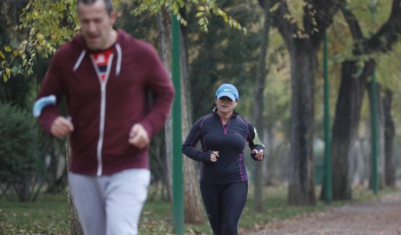 Los corredores que desafían al frío de Córdoba, en imágenes