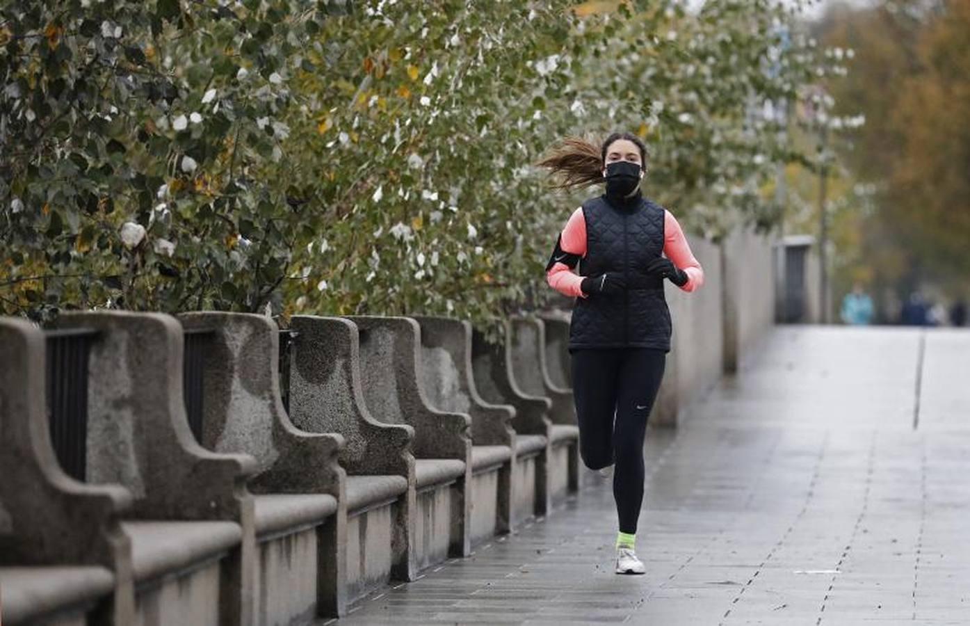 Los corredores que desafían al frío de Córdoba, en imágenes