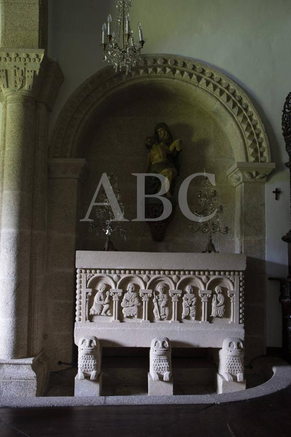 Urna de piedra localizada en la capilla. 