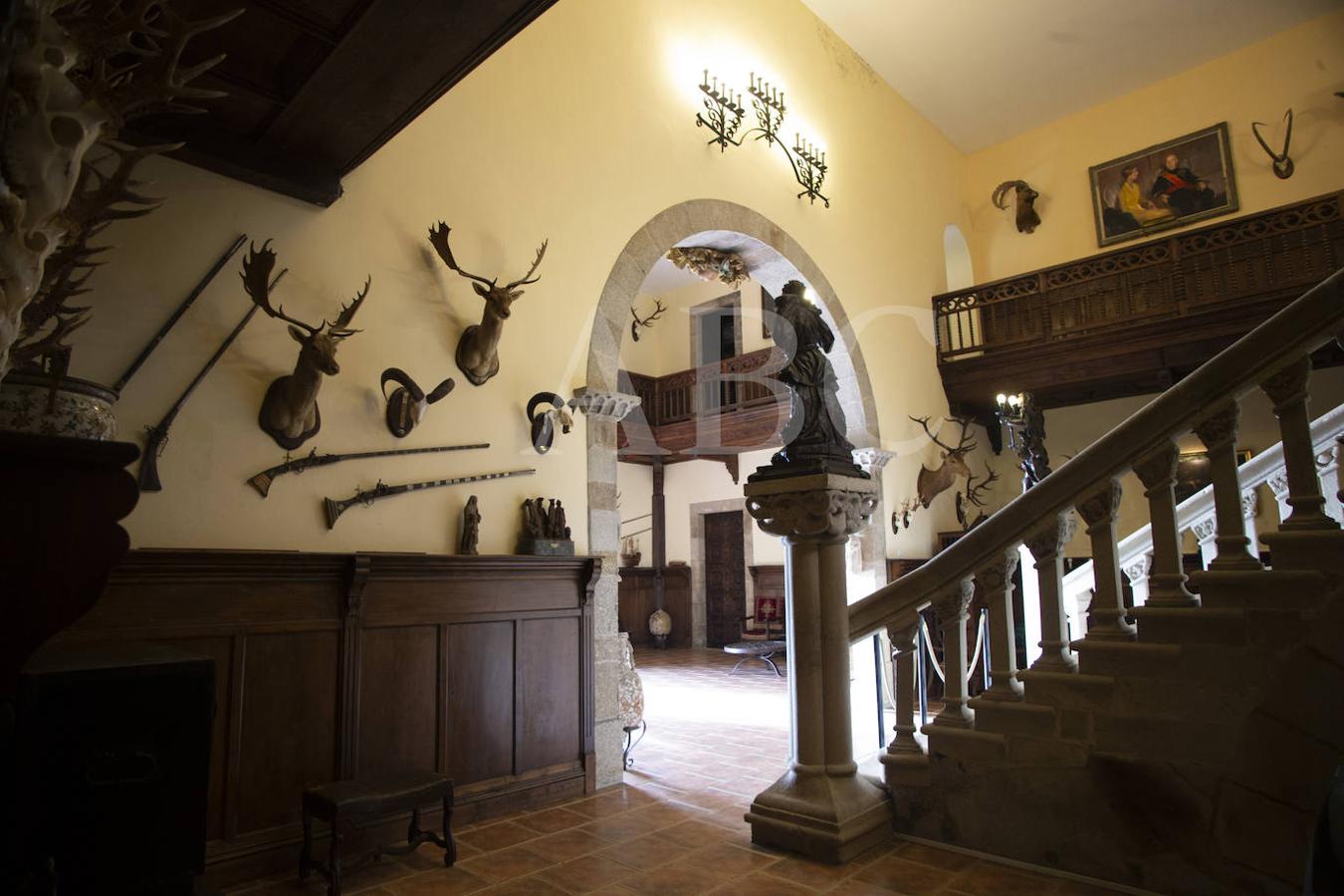 Trofeos de caza colgados en la entrada del Pazo de Meirás. La mayoría pertenecen a Francis Franco, aficionado a la actividad cinegética. 