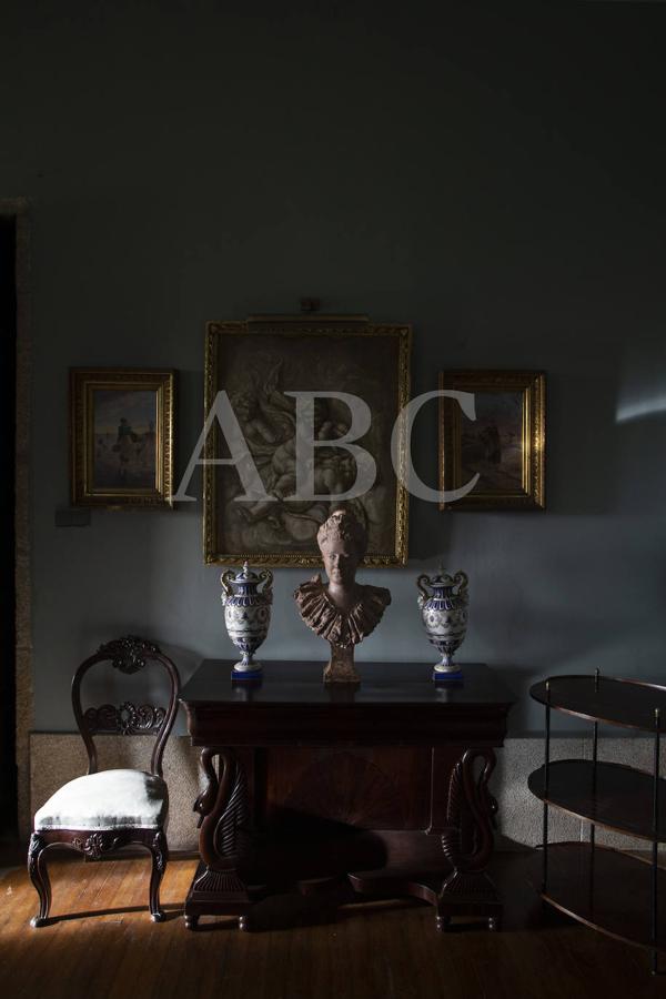 Busto de mujer y cuadros sobre cómoda en uno de los salones de la planta baja de la Torre de la Quimera. Junto a esta cómoda se ubica el sofá preferido de Carmen Franco mientras residió en Meirás, en palabras de su hijo. 