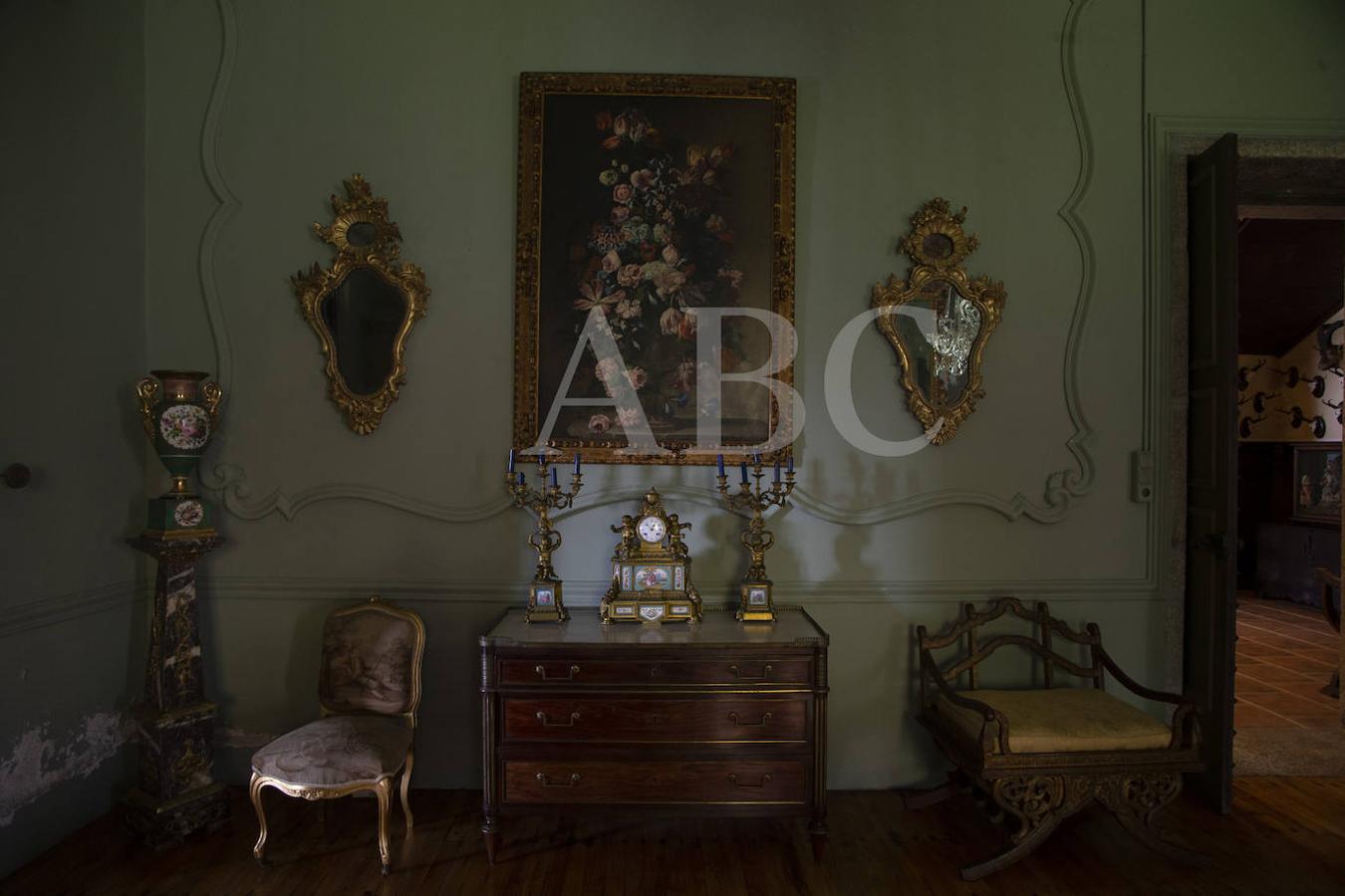 Detalle del salón de la planta baja. El cuadro con el adorno floral es obra del propio Franco. 