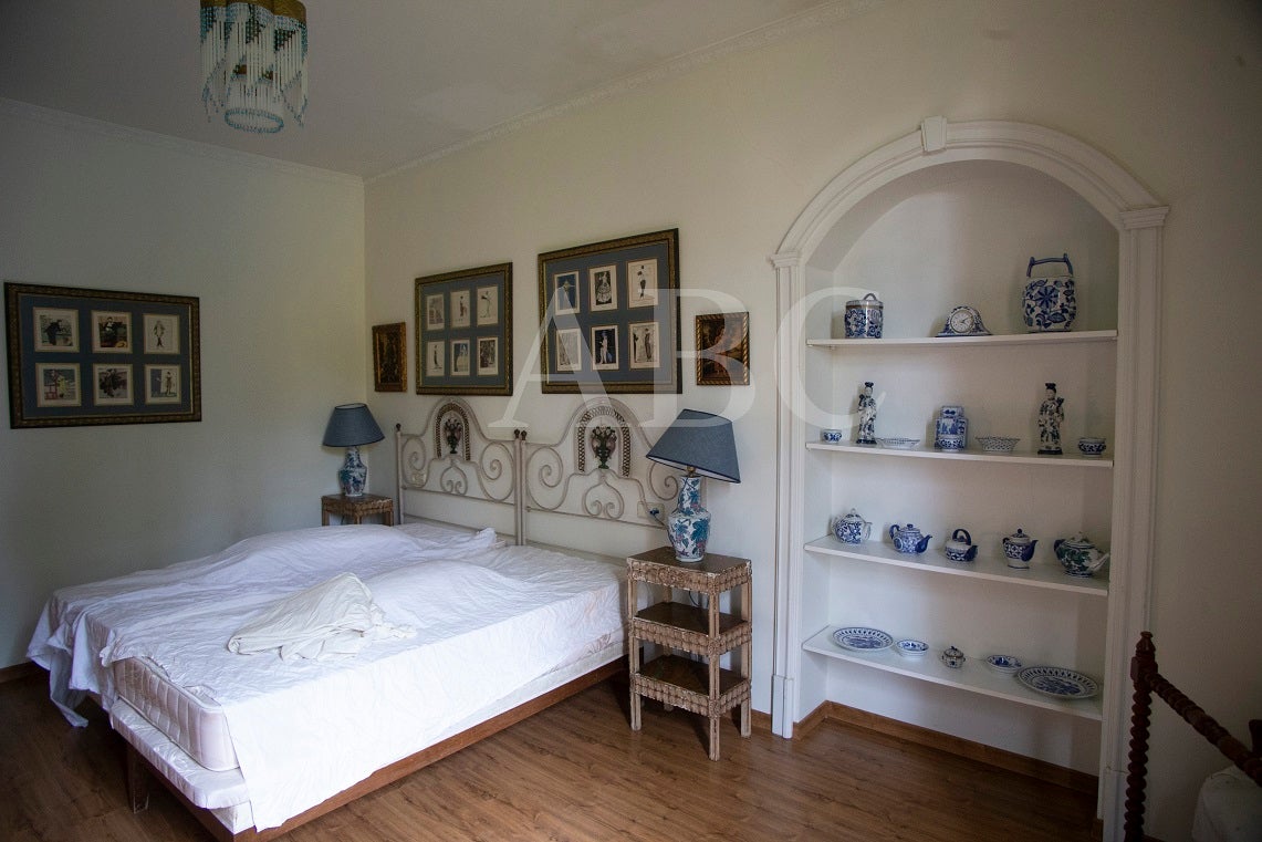 Un antes y un después tras el fuego devastador de 1978. Carmen Franco decidió rehabilitar Meirás dejando tal y como quedó tras el fuego un baño vestidor y el bajo cubierta de una de las alas del pazo. Los estragos de las llamas todavía son evidentes