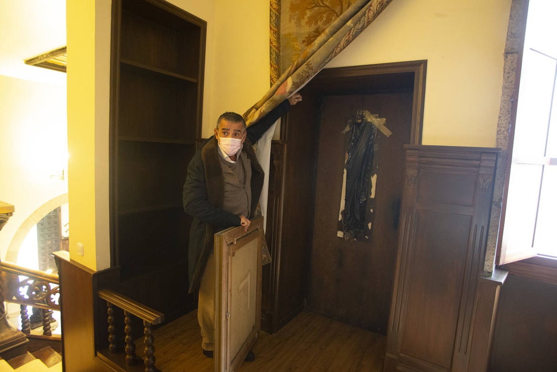 Un antes y un después tras el fuego devastador de 1978. Carmen Franco decidió rehabilitar Meirás dejando tal y como quedó tras el fuego un baño vestidor y el bajo cubierta de una de las alas del pazo. Los estragos de las llamas todavía son evidentes