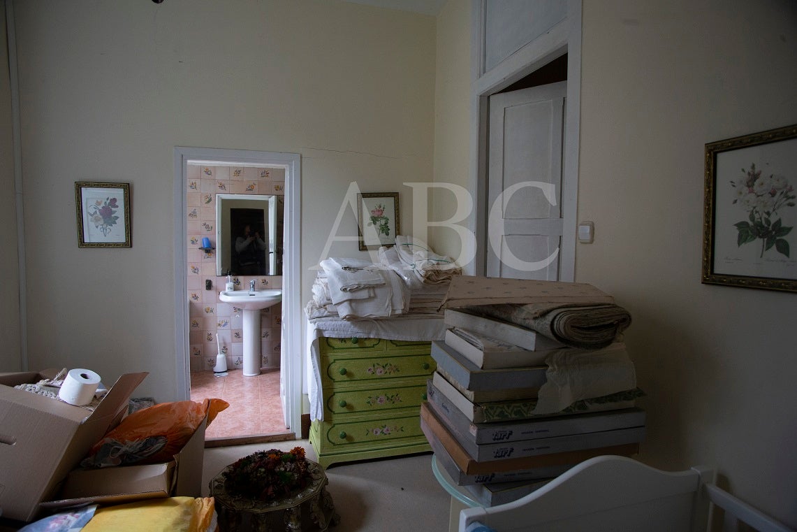 Un antes y un después tras el fuego devastador de 1978. Carmen Franco decidió rehabilitar Meirás dejando tal y como quedó tras el fuego un baño vestidor y el bajo cubierta de una de las alas del pazo. Los estragos de las llamas todavía son evidentes