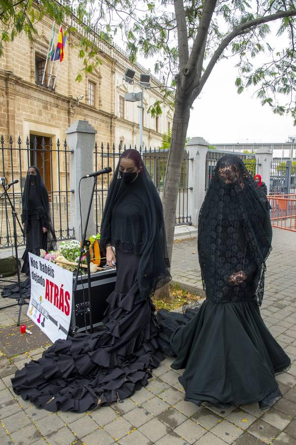 En imágenes, la protesta de los trabajadores del sector cultural en Sevilla