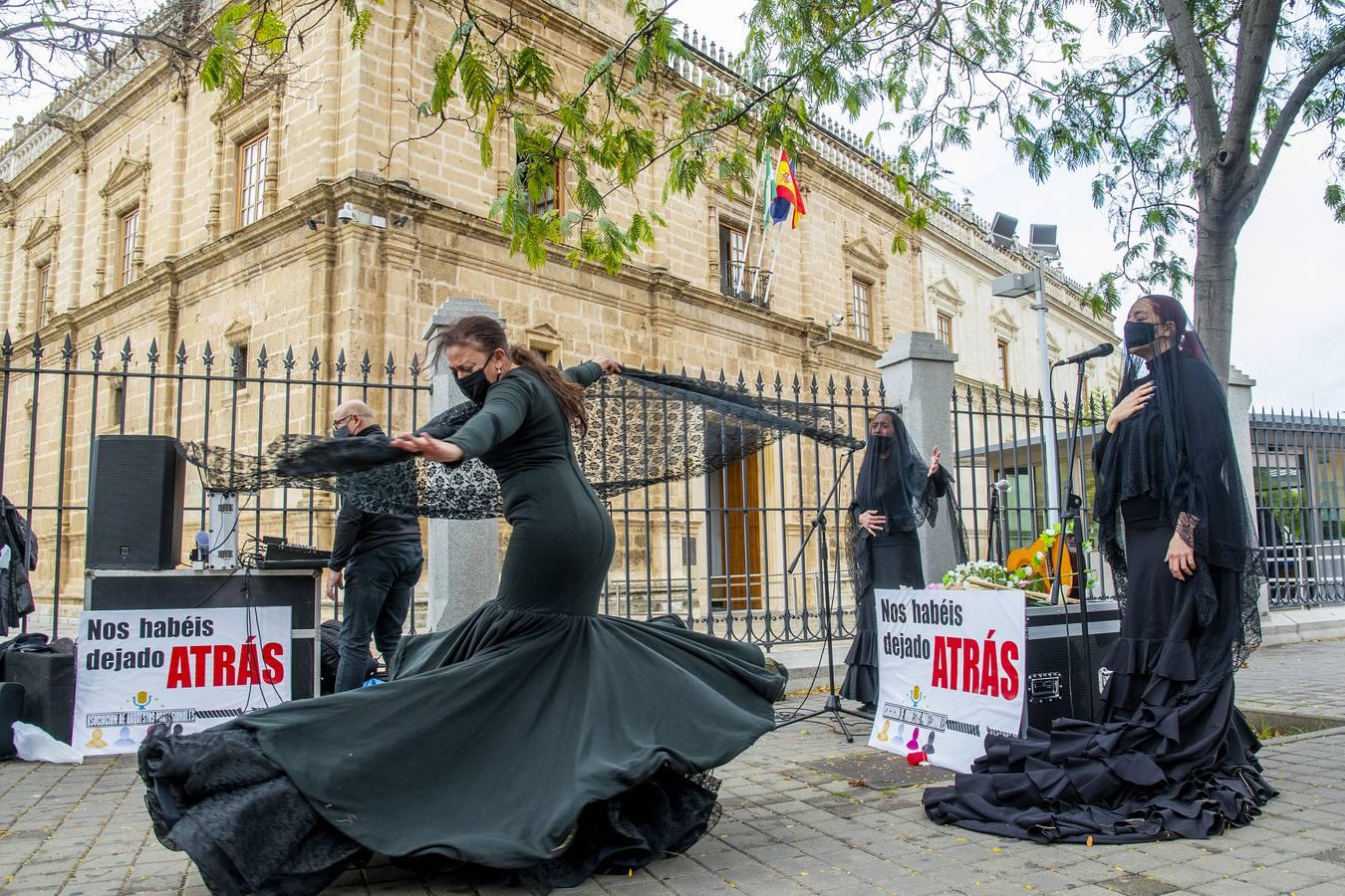 En imágenes, la protesta de los trabajadores del sector cultural en Sevilla