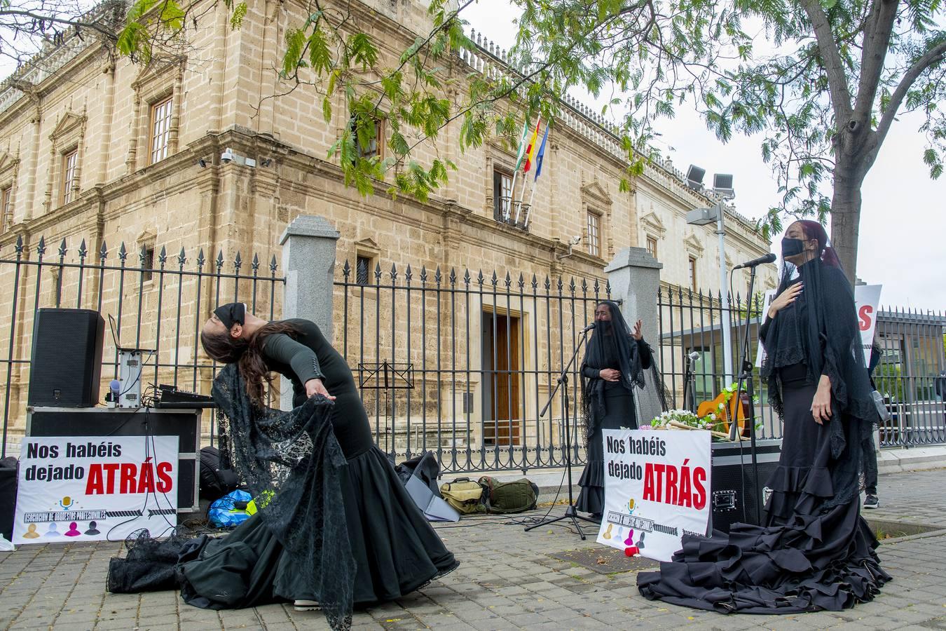 En imágenes, la protesta de los trabajadores del sector cultural en Sevilla