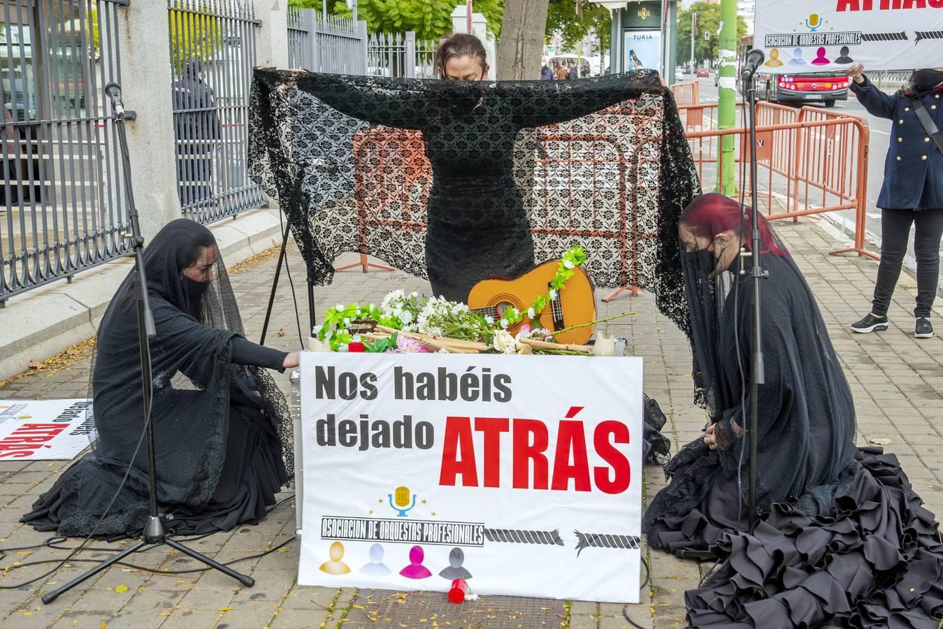 En imágenes, la protesta de los trabajadores del sector cultural en Sevilla