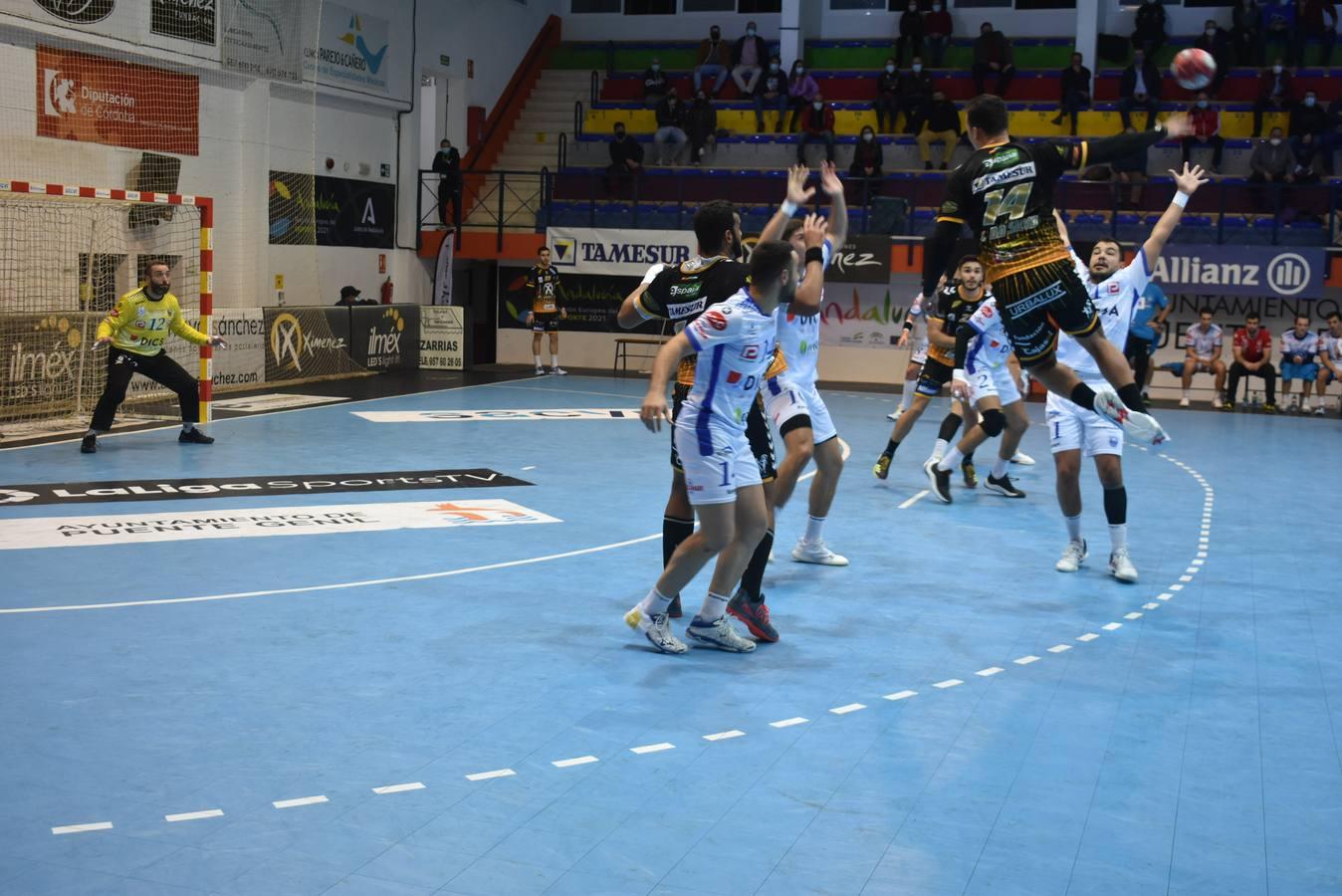 El choque entre el Ángel Ximénez y el Balonmano Cisne, en imágenes