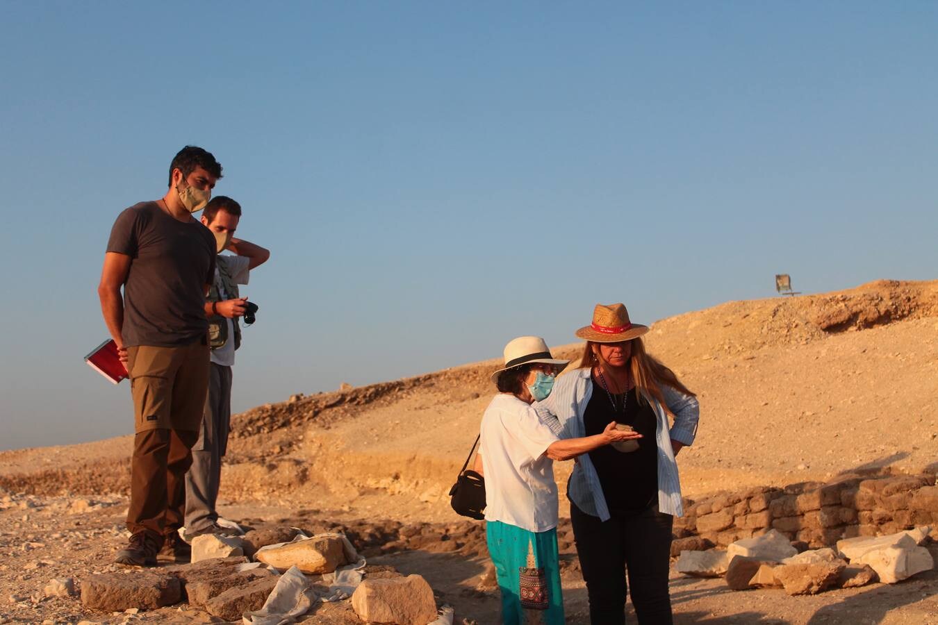 Los arqueólogos Antonio Martínez y José Luis Ramos en la excavación del templo de Tutmosis III junto a Myriam Seco y la restauradora Mª Antonia Moreno