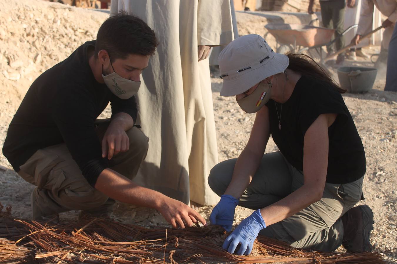 Victoria Peña, arqueoantropóloga con el estudiante de arqueología de la US, Juan Antonio Hernández en la excavación analizando restos de momias halladas