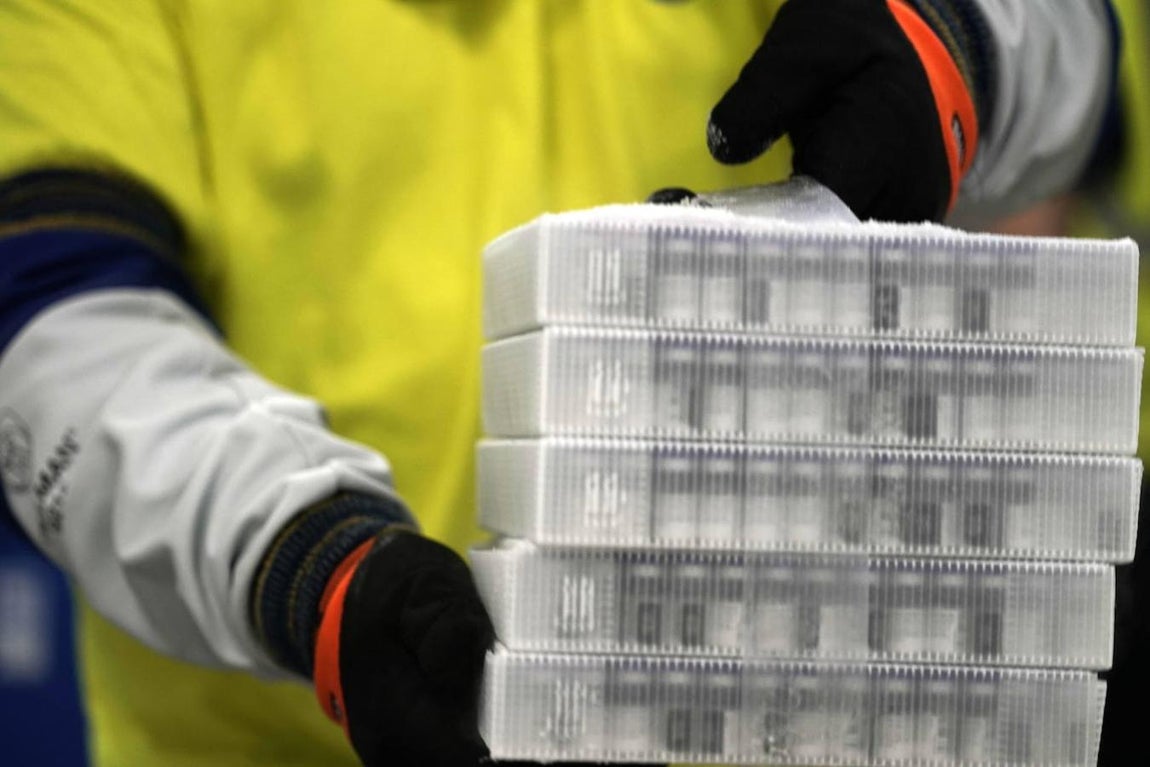 Fabricadas en Bélgica, las vacunas son transportadas en avión hasta Chicago y desde allí serán redistribuidas por todo el país. 